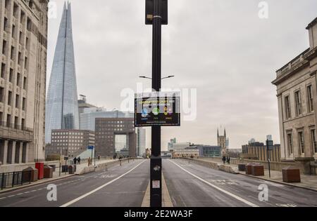 "Coronavirus-Fälle steigen in London"-Schild auf einer leeren London Bridge während der dritten nationalen Coronavirus-Sperre in England. Stockfoto