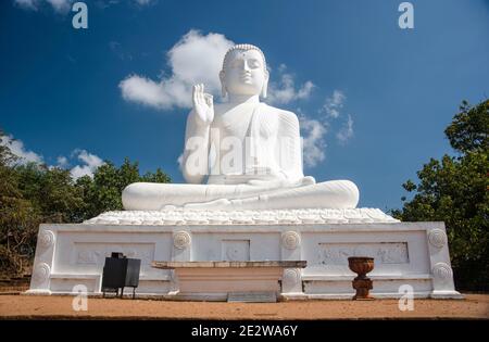 Riesige sitzende buddha-Statue, Buddhistisches Kloster von Mihintale, Anuradhapura, Nord-Central-Provinz, Sri Lanka Stockfoto