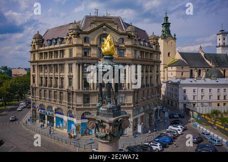 Lviv, Ukraine - Juli , 2020: Luftaufnahme auf Denkmal für Adam Mickiewicz in Lviv, Ukraine von Drohne Stockfoto