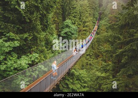 Vancouver, Kanada - 2. Juni 2017: Touristen besuchen den Capilano Suspension Bridge Park im Norden von Vancouver, B.C. Kanada Stockfoto