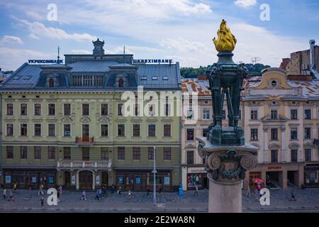 Lviv, Ukraine - Juli , 2020: Luftaufnahme auf Denkmal für Adam Mickiewicz in Lviv, Ukraine von Drohne Stockfoto