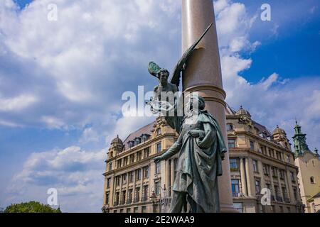 Lviv, Ukraine - Juli , 2020: Luftaufnahme auf Denkmal für Adam Mickiewicz in Lviv, Ukraine von Drohne Stockfoto