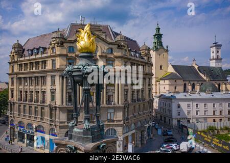 Lviv, Ukraine - Juli , 2020: Luftaufnahme auf Denkmal für Adam Mickiewicz in Lviv, Ukraine von Drohne Stockfoto