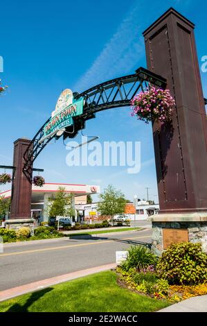 Das historische Tor an der Commercial Avenue zur Innenstadt von Anacortes, Washington. Stockfoto