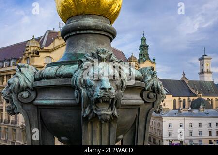 Lviv, Ukraine - Juli , 2020: Luftaufnahme auf Denkmal für Adam Mickiewicz in Lviv, Ukraine von Drohne Stockfoto