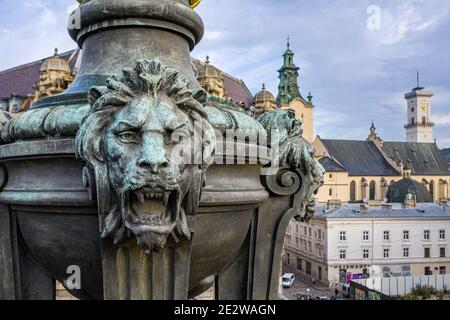 Lviv, Ukraine - Juli , 2020: Luftaufnahme auf Denkmal für Adam Mickiewicz in Lviv, Ukraine von Drohne Stockfoto