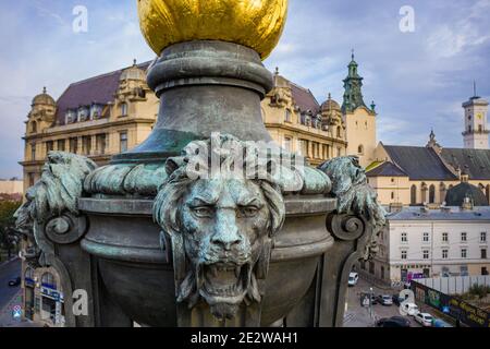 Lviv, Ukraine - Juli , 2020: Luftaufnahme auf Denkmal für Adam Mickiewicz in Lviv, Ukraine von Drohne Stockfoto