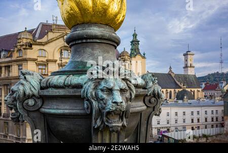 Lviv, Ukraine - Juli , 2020: Luftaufnahme auf Denkmal für Adam Mickiewicz in Lviv, Ukraine von Drohne Stockfoto