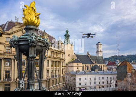 Lviv, Ukraine - Juli , 2020: Luftaufnahme auf Denkmal für Adam Mickiewicz in Lviv, Ukraine von Drohne Stockfoto