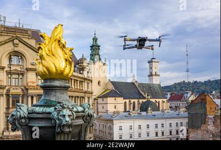 Lviv, Ukraine - Juli , 2020: Luftaufnahme auf Denkmal für Adam Mickiewicz in Lviv, Ukraine von Drohne Stockfoto