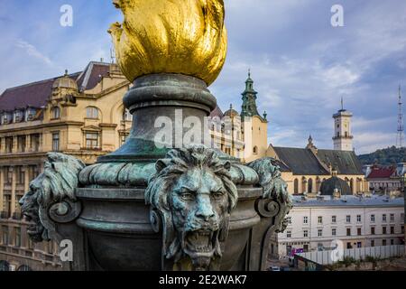 Lviv, Ukraine - Juli , 2020: Luftaufnahme auf Denkmal für Adam Mickiewicz in Lviv, Ukraine von Drohne Stockfoto