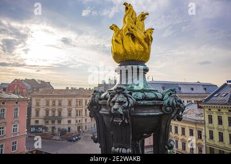 Lviv, Ukraine - Juli , 2020: Luftaufnahme auf Denkmal für Adam Mickiewicz in Lviv, Ukraine von Drohne Stockfoto