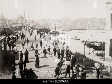 Vintage 19. Jahrhundert Foto: Türkei, Konstantinopel, Istanbul - Fußgänger auf der Galata-Brücke. Stockfoto