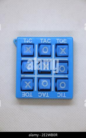 TIC Tac Toe-Spiel. Kunststoff gemacht Kinder Spiel. Social Game. Stockfoto