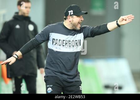 15. Januar 2021, Bayern, Fürth: Fußball: 2. Bundesliga, SpVgg Greuther Fürth - SC Paderborn 07, Matchday 16, im Sportpark Ronhof Thomas Sommer. Paderborn-Trainer Steffen Baumgart reagiert auf das Spiel. Foto: Daniel Karmann/dpa - WICHTIGER HINWEIS: Gemäß den Bestimmungen der DFL Deutsche Fußball Liga und/oder des DFB Deutscher Fußball-Bund ist es untersagt, im Stadion und/oder des Spiels aufgenommene Fotos in Form von Sequenzbildern und/oder videoähnlichen Fotoserien zu verwenden oder zu verwenden. Stockfoto