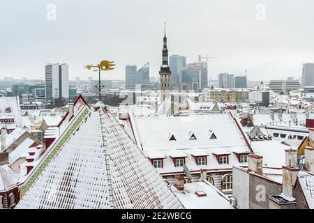 Estland. Tallinn. Januar 14, 2021. Rote Ziegeldächer, Türme und Türme in der Altstadt. Mittelalterliche Architektur des Baltikums. Winter, Stadtlandschaft. Panorama der Stadt. Hochwertige Fotos Stockfoto