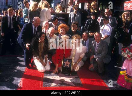 Barbara Eden mit Johnny Grant, Jamie Farr und Bob Hope am Hollywood Walk of Fame in Hollywood , Los Angeles 1988 Credit: Ralph Dominguez/MediaPunch Stockfoto