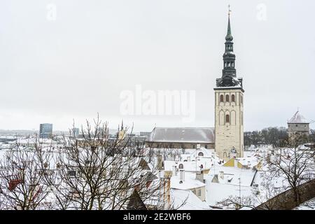 Estland. Tallinn. Januar 14, 2021. Rote Ziegeldächer, Türme und Türme in der Altstadt. Mittelalterliche Architektur des Baltikums. Winter, Stadtlandschaft. Panorama der Stadt. Hochwertige Fotos Stockfoto