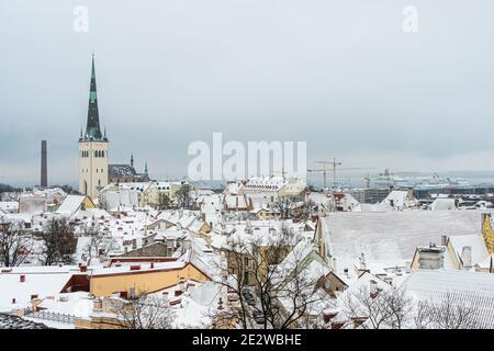 Estland. Tallinn. Januar 14, 2021. Rote Ziegeldächer, Türme und Türme in der Altstadt. Mittelalterliche Architektur des Baltikums. Winter, Stadtlandschaft. Panorama der Stadt. Hochwertige Fotos Stockfoto