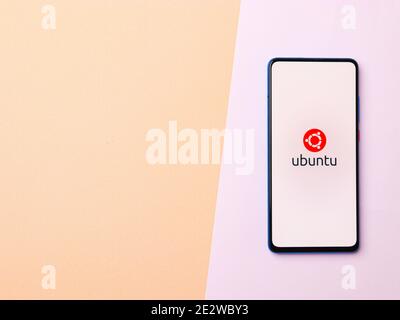 Assam, indien - Januar 15, 2020 : Ubuntu-Logo auf Handy-Bildschirm Stock Bild. Stockfoto