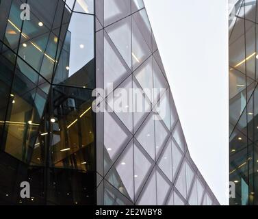 London, Vereinigtes Königreich - 02. Februar 2019: Rechteckige Fenster auf One New Change Shopping Mall - modernes Glas-und Stahlgebäude von Jean Nou entworfen Stockfoto