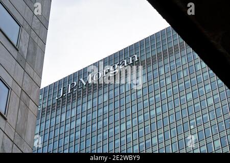 London, Großbritannien - 03. Februar 2019: J P Morgan Beschilderung an der Spitze ihrer britischen Niederlassung in Canary Wharf. JPMorgan Chase ist ein US-amerikanischer multinationaler Investor Stockfoto