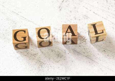 Vier Holzwürfel mit WORTTOR auf weißem Arbeitsbrett. Stockfoto