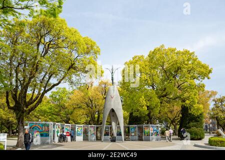 Kinderfriedensdenkmal, mit Tafeln, auf denen Papierkrane unten und Bäume in Hiroshima, Japan, zu sehen sind. Stockfoto