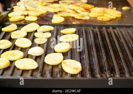 Kartoffeln in kleine Chips auf dem elektrischen Grill gegrillt geschnitten, Nahaufnahme Detail Stockfoto