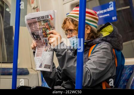 London, Großbritannien. Januar 2021. Die U-Bahn ist immer noch ziemlich voll trotz der neuen nationalen Lockdown, Stay at Home, Anweisungen. Die meisten Reisenden tragen Masken, da sie bereits obligatorisch sind. Kredit: Guy Bell/Alamy Live Nachrichten Stockfoto