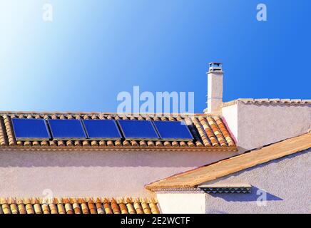 Photovoltaik-Paneele auf Schuppen für die elektrische Produktion. Stockfoto