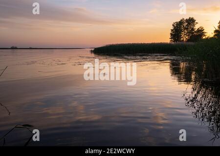 Dnipro Fluss Sommer Sonnenuntergang Dämmerung Landschaft, Ukraine Stockfoto