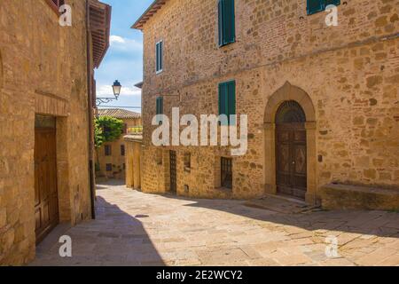 Historische Wohngebäude in einem der Mitte der mittelalterlichen Stadt Monticchiello in der Nähe von Pienza in der Provinz Siena, Toskana, Italien Stockfoto