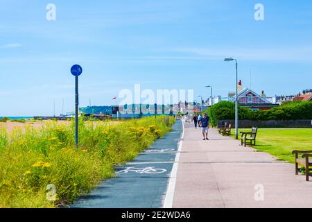 Gedenkbänke und National Cycle Network Route 1 am Meer Promenade Deal - Walmer gegen schönen Himmel, Juli 2016, Kent, Großbritannien Stockfoto