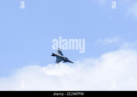 Volkel, Niederlande - 14. Juni 2019: Saab JAS39 Gripen aus dem Bottem bei einer Flugschau Stockfoto