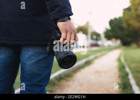 Nahaufnahme EINER Hand, die eine Fotokamera hält Stockfoto