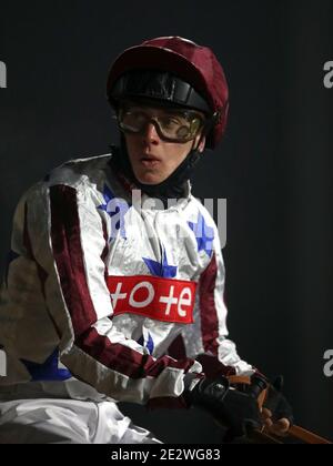 Jockey George Rooke nach dem Spiel 4 zu Punkten bei Betway Handicap auf Southwell Racecourse. Stockfoto