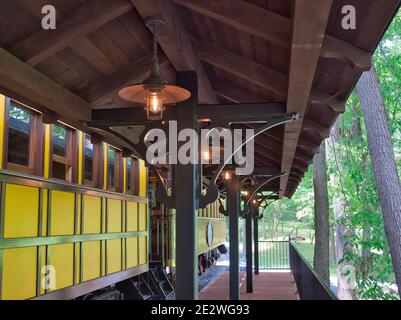 Ein Bahnhofssteig mit einem antiken Pkw Stockfoto