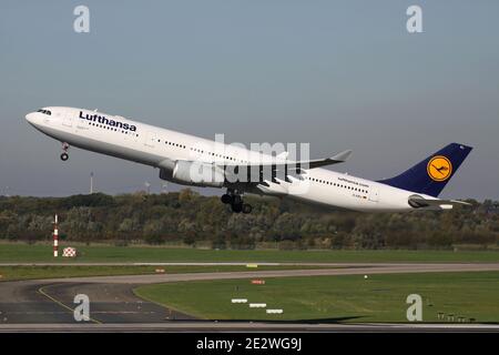 Der deutsche Lufthansa Airbus A330-300 mit der Registrierung D-AIKL ist gerade am Düsseldorfer Flughafen in Luft. Stockfoto