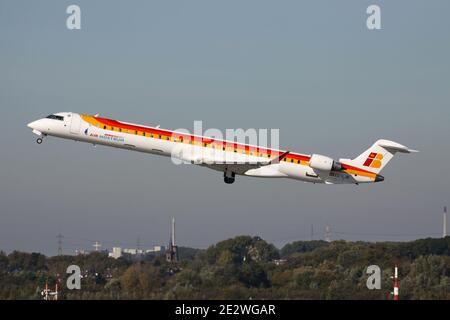 Air Nostrum Bombardier CRJ1000 in Iberia Regionale Lackierung mit Registrierung EC-LJR nur in der Luft am Flughafen Düsseldorf. Stockfoto