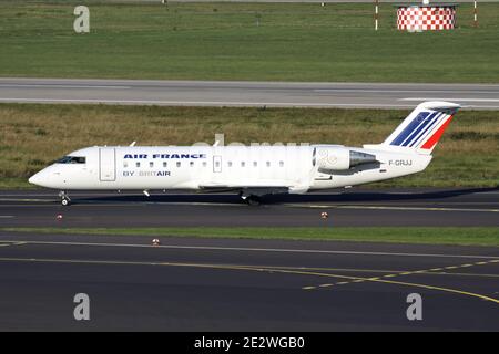 Brit Air Bombardier CRJ100 in Air France Lackierung mit der Registrierung F-GRJJ auf dem Rollweg am Flughafen Düsseldorf. Stockfoto