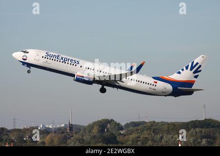 Türkische SunExpress Boeing 737-800 mit Registrierung TC-SUI gerade am Düsseldorfer Flughafen. Stockfoto