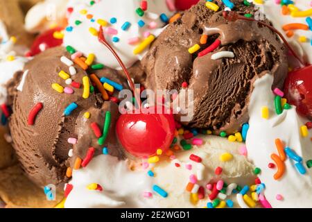 Hausgemachtes Eis Sundae Nachos mit Schlagsahne und Streuseln Stockfoto