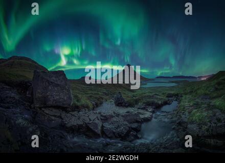 Auroras über Zauberhut in Island Stockfoto