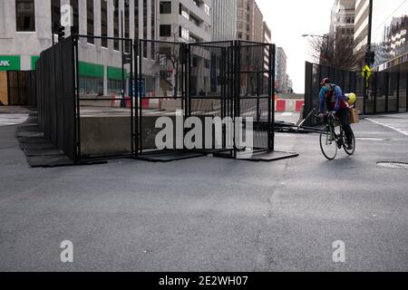 Washington, USA. Januar 2021. Ein Radfahrer fährt am 15. Januar 2021 inmitten der Coronavirus-Pandemie um Sicherheitszäune in der Nähe des Weißen Hauses in Washington, DC. Die Amtseinführung des Präsidenten in der kommenden Woche findet trotz erhöhter Sicherheitsrisiken statt, da Tausende von Mitgliedern der US-Nationalgarde in Washington stationiert sind und noch nie dagewesene Maßnahmen ergriffen werden, um das Ereignis zu schützen. (Graeme Sloan/Sipa USA) Quelle: SIPA USA/Alamy Live News Stockfoto