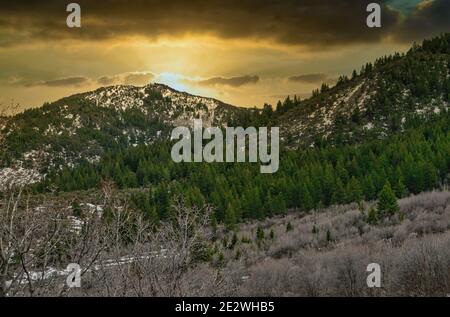 Faszinierende Landschaft von bewaldeten Bergen unter einem bewölkten Himmel Stockfoto