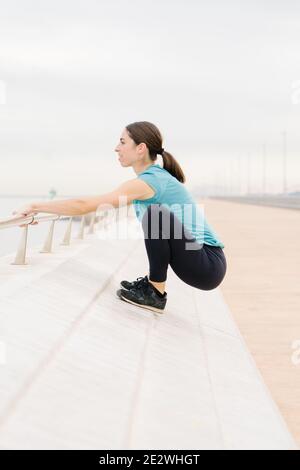 Sportlich fit Yogi Mädchen praktiziert Yoga asana balasana auf der Straße Stockfoto