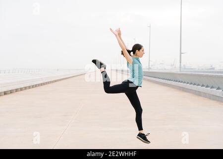 Tanztänzerin, die auf der Straße springt Stockfoto