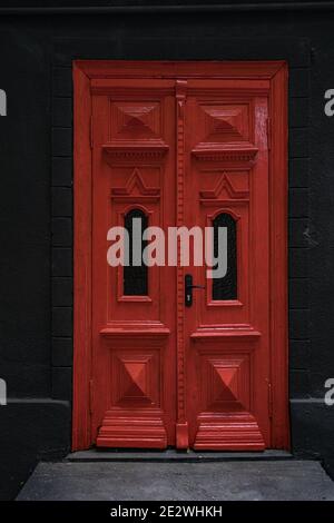 Klassische Eingangstüren für Häuser und Villen als Dekoration Des Eingangs Stockfoto