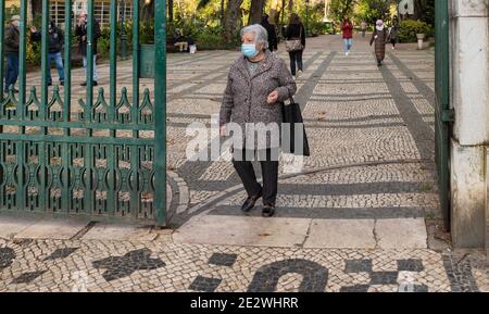 Lissabon, Portugal. 14. Januar 2021. Frauen, die während der Pandemie 19 in der Innenstadt von Lissabon spazieren, Stockfoto